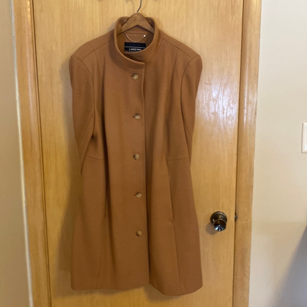 Great classic Lands End car coat. Nice weight for travel. Good condition